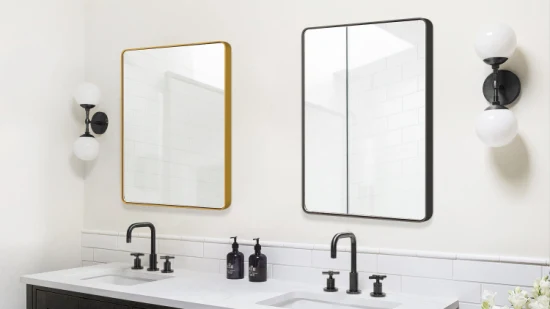 Espelho de banheiro retangular com moldura de metal preto